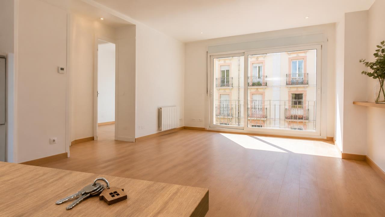 Piso luminoso listo para alquilar con las llaves sobre la mesa